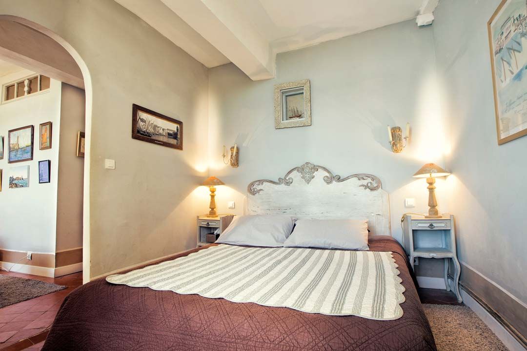 Chambre avec grand lit double dans chateau à Collioure