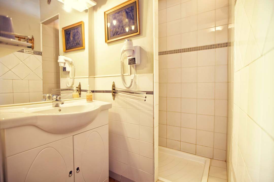 Chambre d'hôte avec salle de bain dans chateau près de Collioure